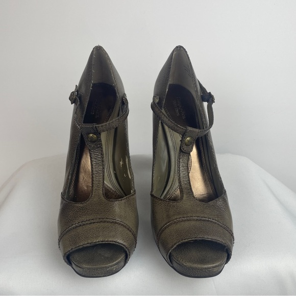 Vera Wang Olive Peep-Toe Heels - Picture 1 of 16